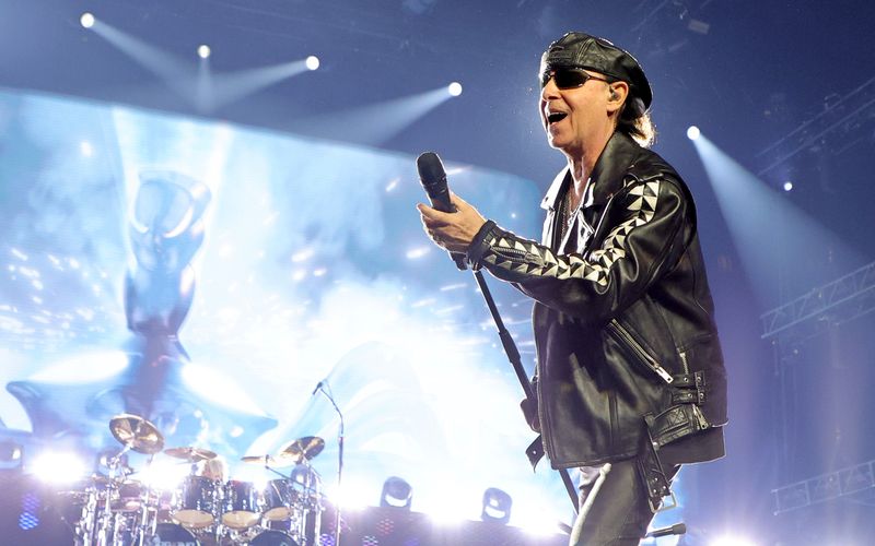 Happy Birthday, Klaus Meine! Am 25. Mai vollendet der Frontmann der Scorpions das 75. Lebensjahr, und wahrscheinlich werden aus aller Welt Glückwünsche bei ihm eintrudeln. Schließlich hat Meine es mit seiner Band schon vor Jahrzehnten zu Weltruhm gebracht. Doch die Scorpions sind nicht die einzige deutsche Gruppe, die den internationalen Durchbruch schaffte.