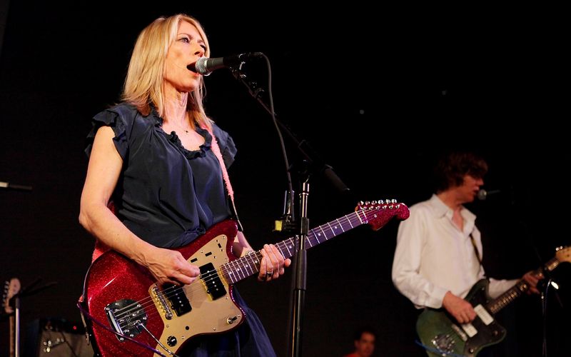 Frauen sind in der Rockmusik bis heute etwas "Besonderes". Dass aber auch das vermeintlich schwache Geschlecht im Rock-Business bestehen kann, ist nicht neu. Im Lauf der Jahrzehnte gab es zahlreiche Frauen, die dem Genre ihren Stempel aufdrückten - wie etwa Kim Gordon (Bild), die jetzt mit "Play Me" ein neues Album vorlegt. Laut. Wild. Feminin. Die Galerie erinnert an einige der größten weiblichen Rock-Ikonen. 