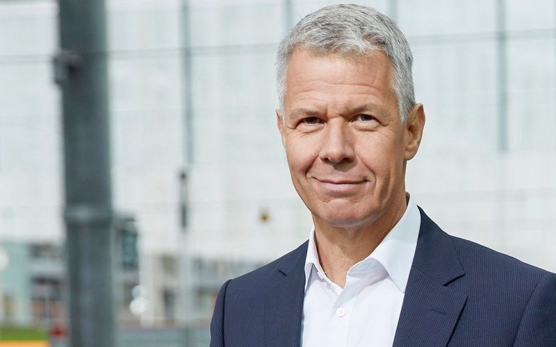 Peter Kloeppel, 64, ist einer der erfahrensten TV-Journalisten Deutschlands. Nun widmet sich der RTL-Anchorman einem Lieblings-Reizthemen des Landes: der Deutschen Bahn.
