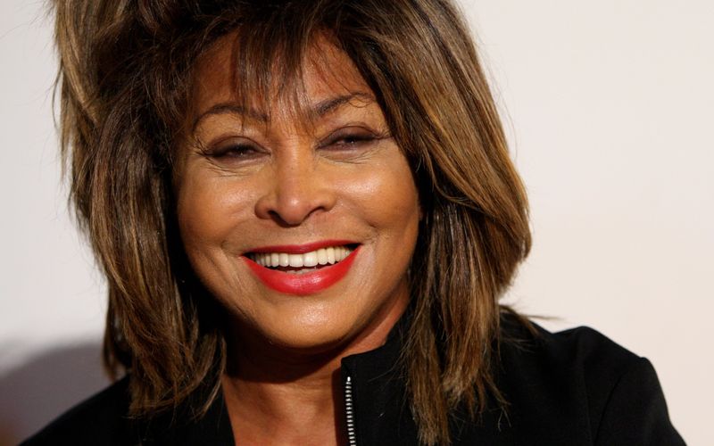 Trauer um einen der größten Musikerinnen aller Zeiten: Am 24. Mai starb Sängerin und Schauspielerin Tina Turner im Alter von 83 Jahren. Sie und viele weitere Persönlichkeiten aus Film, Fernsehen, Musik, Literatur, Sport, Wirtschaft und Politik schieden im vergangenen Monat aus dem Leben.