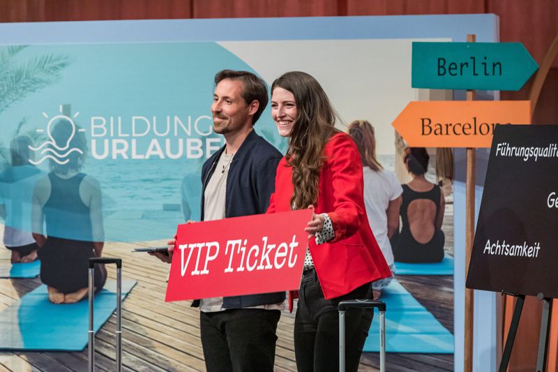 Wer löst das Ticket in den Bildungsurlaub? Lara Körber und Anian Schmitt wollen für ihre Reise-Plattform 150.000 Euro haben und bieten dafür zehn Prozent ihrer Firmenanteile.