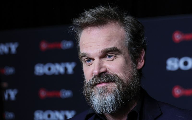 Für "Thunderbolts" soll "Stranger Things"-Star David Harbour in die Rolle des Red Arrow schlüpfen. Doch der Start der Dreharbeiten verzögert sich. 