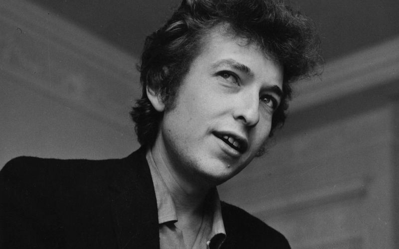 Bob Dylan wurde nicht als Bob Dylan geboren, sondern als Robert Allen Zimmerman. Bevor er sich in Anlehnung an den Schriftsteller Dylan Thomas umbenannte, war er für kurze Zeit als Elston Gunn unterwegs. Als Jack Frost produziert er seine Alben seit Jahren selbst. Weitere Pseudonyme: Blind Boy Grunt, Bob Landy, Robert Milkwood Thomas, Tedham Porterhouse sowie Sergei Petrov.