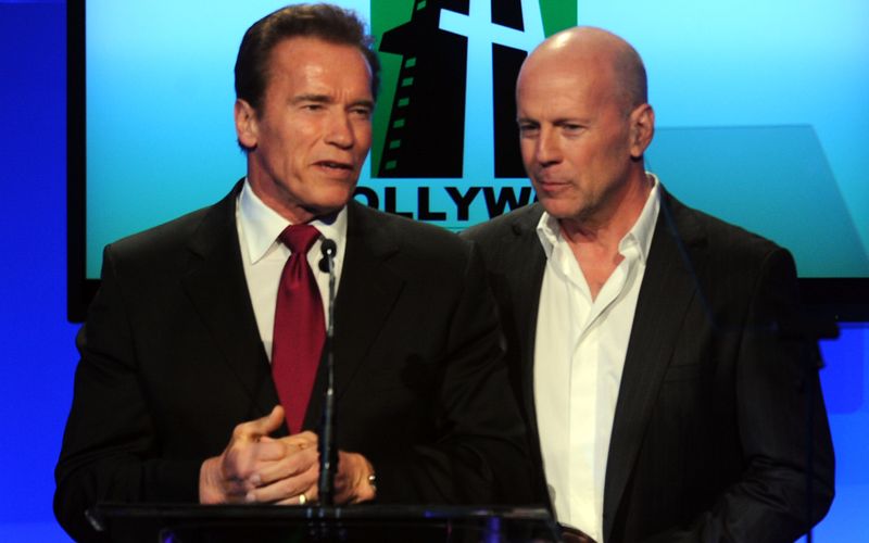 "Terminator"-Darsteller Arnold Schwarzenegger (links) weiß die Entscheidung seines Schauspiel-Kollegen und guten Freundes Bruce Willis, sich nach seiner erschütternden Diagnose aus dem Filmgeschäft zurückzuziehen, zu würdigen. Schwarzenegger singt ein Loblied auf Willis, den "großen, großen Star".