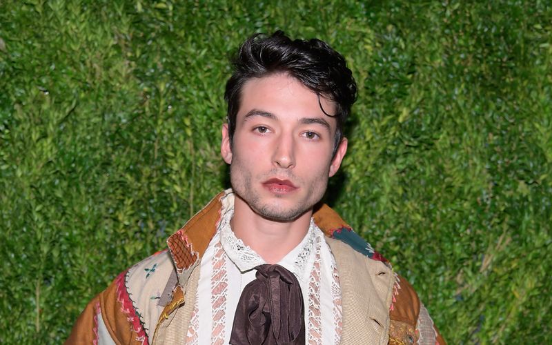 Ezra Miller steht derzeit in der Kritik wegen rechtlicher Schwierigkeiten. Produzent Andy Muschietti hält jedoch weiterhin an Miller als beste Besetzung für den Superhelden "The Flash" fest und spricht sich für die Leistung am Set aus.