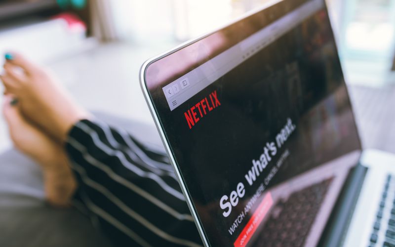 Künftig wird Netflix Maßnahmen gegen Konto-Sharing einleiten. Die Besitzer der Hauptkonten müssen aber mit keinen Konsequenzen rechnen.