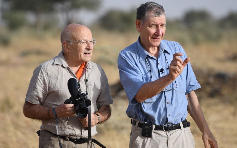 Oscar-Preisträger Volker Schlöndorff (links) lässt sich von dem mit dem alternativen Nobelpreis ausgezeichneten Agrarwissenschaftler Tony Rinaudo seine revolutionäre Technik erklären.