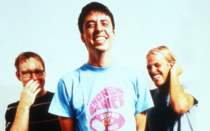 Kann man, soll man, muss man vielleicht sogar nach dem Tod eines wichtigen Bandmitglieds einfach weitermachen? Nicht nur die Foo Fighters (Bild), die jetzt mit "Your Favorite Toy" ein neues Album veröffentlichen, viele legendäre Rockbands entschieden sich dafür. Sie machten trotz tragischer Schicksalsschläge weiterhin Musik - mit mehr oder weniger überzeugenden Ergebnissen ... 