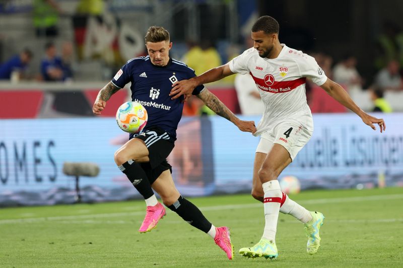 Mit 3:0 schlug am Donnerstagabend ein überlegener VfB Stuttgart (hier: Josha Vagnoman, rechts) den Zweitligisten Hamburger SV (hier: Sonny Kittel) im Hinspiel der Relegation. Bei SAT.1 kam es zu Tonproblemen.