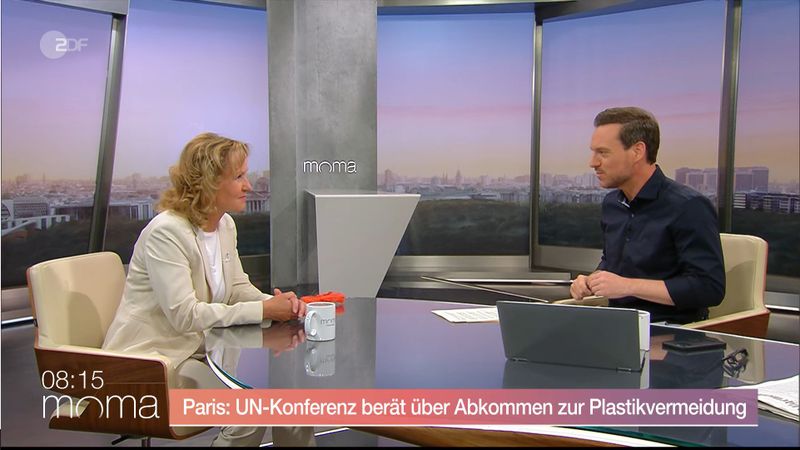 Moderator Andreas Wunn und Grünen-Politikerin Steffi Lemke waren sich dahingehend einig, dass in Deutschland noch nicht genug für die Plastikvermeidung getan wird.