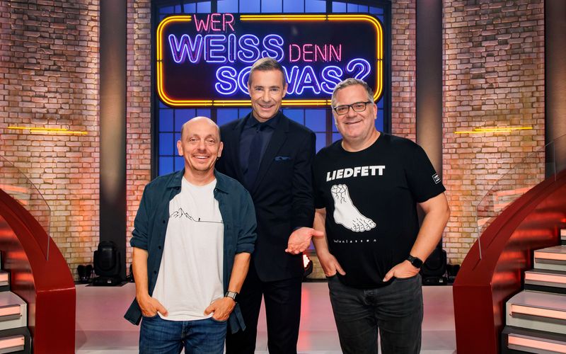 Erfolgstrio im ARD-Vorabend: (von links) Bernhard Hoëcker, Moderator Kai Pflaume und Elton sind die Gesichter der populären Quizshow "Wer weiß denn sowas?"