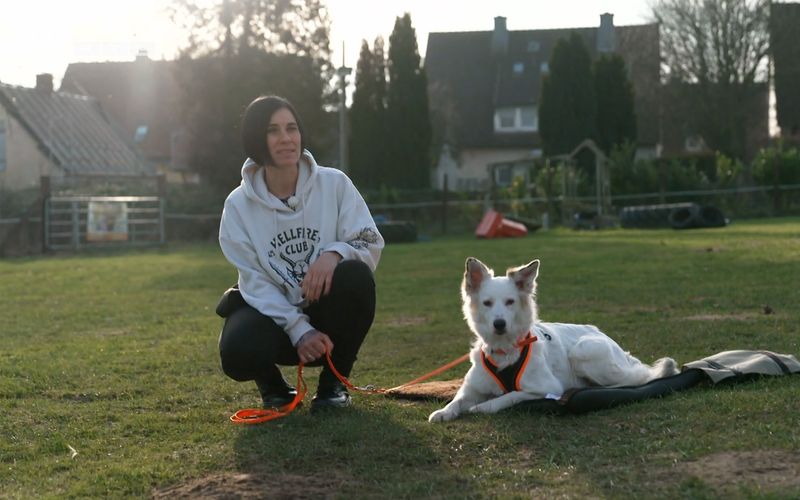 Hundetrainerin Dolores Hofmann mit der gehörlosen Hündin Merle.