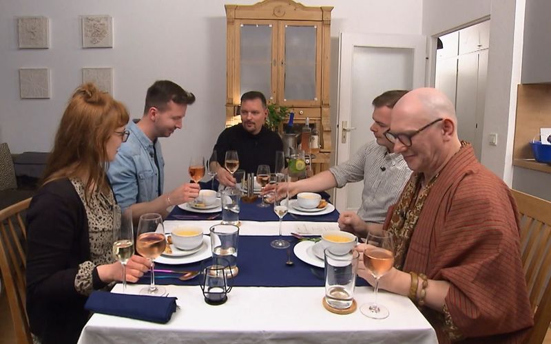 So weiß, wie sie angekündigt war, ist die Tomatensuppe dann doch nicht, von links: Sally, Tobi, Gastgeber Jan, Tim und Karsten.
