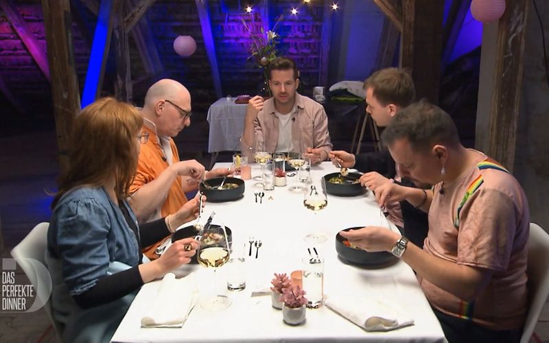 Ungewöhnliches Ambiente: Tobis "Perfektes Dinner" findet auf dem Dachboden statt. Von links: Sally, Karsten, Tobi, Tim und Jan.
