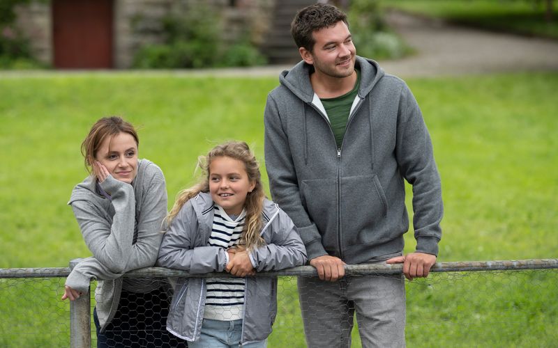 Charlotte König spielt Tammi Hoffmann, die Tochter von Jakob Frings (Max König). Die Rolle von Tammis Mutter und Jakobs Ex-Freundin Sonja übernimmt Lilly Menke.