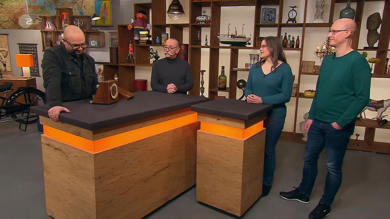 Ein Objekt, das erst auf den zweiten Blick seine Identität preisgab, brachten Monika und Mathias amit in die Dienstagsausgabe der ZDF-Trödelshow "Bares für Rares". Die vermeintliche Uhr war nur Tarnung. Dahinter versteckte sich ein ganz besonderes Messgerät. Skurril, sensationell und super selten - das fand das nicht nur Horst Lichter.