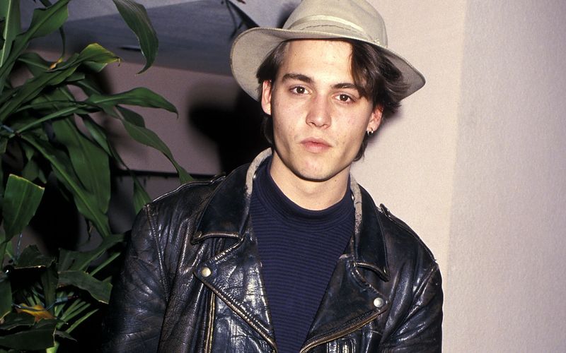 John Christopher Depp II. wurde 1963 in Owensboro, Kentucky, geboren. Seine Mutter war Kellnerin, sein Vater Ingenieur. Als Teenager sorgte Johnny immer wieder für Ärger - Alkohol, Drogen, Diebstahl und Prügeleien, er ließ nichts aus. Das Bild zeigt Johnny Depp, der ursprünglich Rockstar und nicht Schauspieler werden wollte, als jungen Erwachsenen im Jahr 1987.