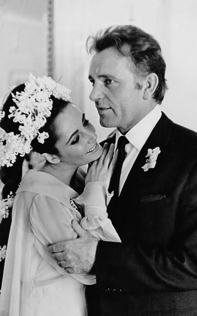 Liz Taylor und Richard Burton befanden ihre Scheidung zehn Jahre nach der ersten Heirat als Fehler. 1975 heirateten sie zum zweiten Mal. Das Glück war von kurzer Dauer, 1976 folgte die endgültige Scheidung.