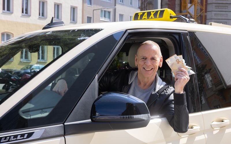 Im "Quiz Taxi" von Moderator Thomas Hackenberg winkt zufälligen Fahrgästen bares Geld - wenn sie die Fragen richtig beantworten. 