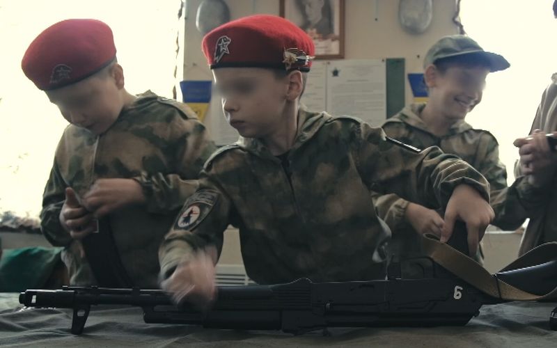 In der russischen Junarmija werden bereits Kinder an Waffen ausgebildet.