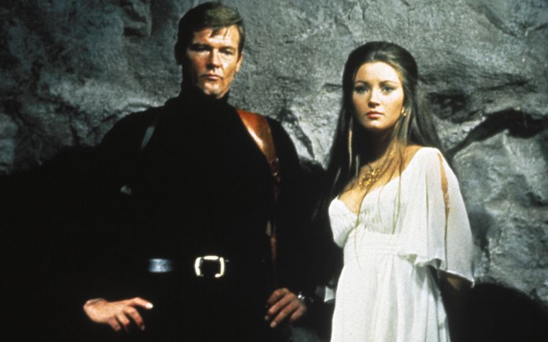 Auf ihn fiel letztlich die Wahl der Produzenten: Roger Moore (Szene mit Jane Seymour) bekleidete in "Leben und sterben lassen" (1973) erstmals die Rolle des James Bond.