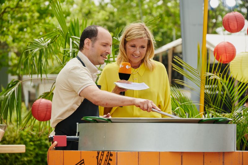 Ganz in Gelb gekleidet moderierte Andrea Kiewel den "Fernsehgarten" am Sonntag. Die Show lief unter dem Motto "Ab auf die Insel".