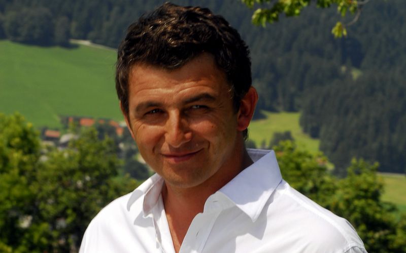 Seit 2008 schlüpft Hans Sigl in den Arztkittel und verkörpert den Titelhelden der ZDF-Serie "Der Bergdoktor". Der Start seiner Schauspielkarriere war allerdings etwas holprig. Im Gespräch mit Pierre M. Krause erinnerte er sich in der SWR-Sendung "Kurzstrecke" an seine Anfänge: "Das wird nichts", meinte damals sein Schauspiellehrer am Landestheater Innsbruck. Doch Schauspiellehrerin Gretl Fröhlich nahm sich seiner an - mit Erfolg, wie sich bis heute zeigt.