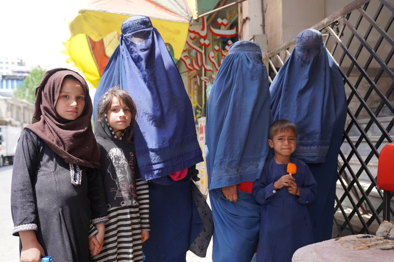 Wie sieht es in Afghanistan zwei Jahre nach Machtergreifung der Taliban aus? Auf den Straßen Kabuls tragen viele Frauen Burkas.