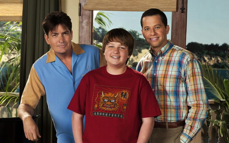 Das Serienfinale ist für viele Comedy-Formate der große emotionale Höhepunkt - oder sollte es zumindest sein. Doch nicht jede Sitcom entscheidet sich für den klassischen Weg. Wie etwa "Two and a Half Men", die vor genau zehn Jahren, am 26. Mai 2015, auf ProSieben endete. In dieser Galerie werfen wir einen Blick auf bekannte Comedy-Serien, deren letzte Folge aus der Reihe tanzte ...