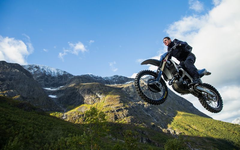 Bevor Tom Cruise in "The Final Reckoning" (Kinostart: 21. Mai) womöglich wieder zum großen Sprung ansetzt, zeigt ProSieben "Dead Reckoning" (Sonntag, 18. Mai, 20.15 Uhr) den bislang letzten Teil der populären "Mission: Impossible"-Agentenfilmreihe. Doch wie erfolgreich ist das Franchise im Vergleich mit anderen? Die Galerie zeigt es.
