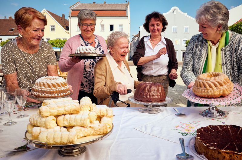 Oma Eberhofer (Enzi Fuchs, Mitte) hat Guglhupf gebacken - da ist die Welt in Niederkaltenkirchen noch einigermaßen in Ordnung. Aber bald schon wird auf den leckeren Kuchen geschossen ...