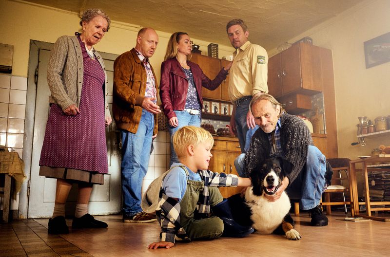 Der Rudi (Simon Schwarz, zweiter von links) hat seinem Spezl Franz (Sebastian Bezzel, zweiter von rechts) etwas mitgebracht: Hund Hinkelotta. Doch im Gegensatz zur Oma (Enzi Fuchs, links), Susi (Lisa Maria Potthoff), Pauli (Luis Sosnowski, dritter von links) und Papa Eberhofer (Eisi Gulp), kann sich der Polizist so gar nicht darüber freuen. 