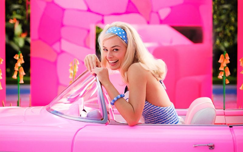 Ein wasserstoffblondes Mädchen in einer quietschpinken Traumwelt: Margot Robbie spielt die Hauptrolle in "Barbie".