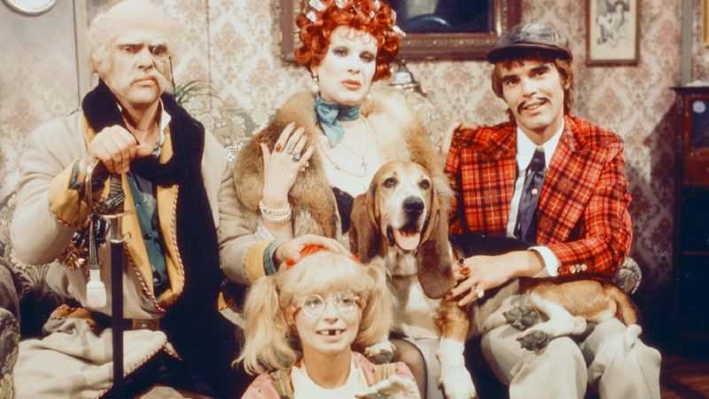 Ihren Durchbruch hatte Elisabeth Volkmann (oben Mitte) mit der Kultsendung "Klimbim", hier mit Horst Jüssen (rechts), Ingrid Steeger und Wichard von Roëll.