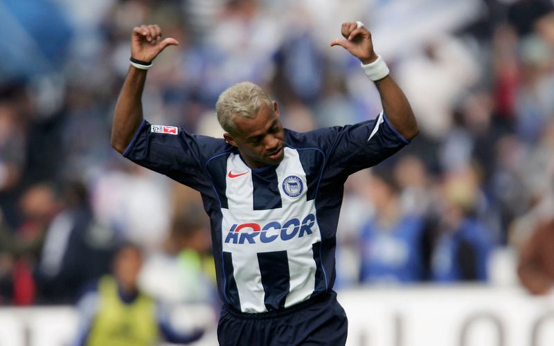 Kaum ein Name steht derart für Glanz und Glamour in der Vereinsgeschichte von Hertha BSC: Zwischen 2001 und 2006 streichelte der geniale Brasilianer Marcelinho für den Hauptstadtklub den Ball. Zwar konzentrierte sich der feierwütige Regisseur mit Hang zu extravaganten Frisuren nicht immer nur auf Fußball, prägte aber eine Zeit, in der Hertha zu den Top-6-Mannschaften der Bundesliga zählte.