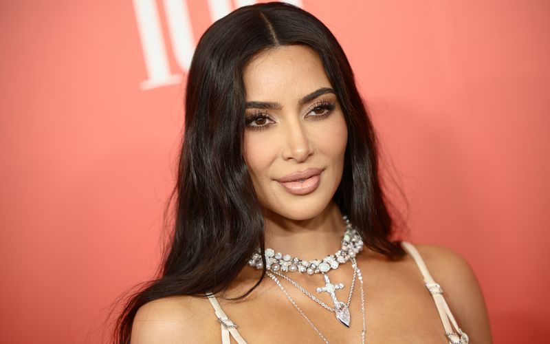 Hier ein Gläschen Prosecco beim Empfang, da ein Drink auf der Veranstaltung - Promis bekommen bei jeder Gelegenheit Alkohol angeboten und können sich manchmal schwer zügeln. Doch manche Stars wie etwa Kim Kardashian (Bild) verzichten strikt auf hochprozentige Getränke - aus unterschiedlichen Gründen ... 