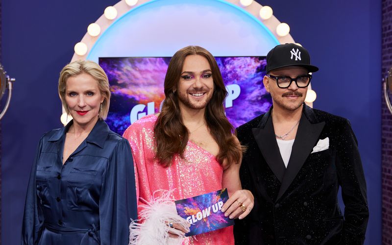 Auch in der zweiten Staffel "Glow Up - Deutschlands nächster Make-up-Star" führt Host Riccardo Simonetti (Mitte) wieder durch die Show. Der Influencer und Aktivist ist selbst sehr Make-Up-affin und leistet den Teilnehmenden seelische Unterstützung während der Challenges. Armin Morbach und Loni Baur sind Experten der Branche und kritische Jury.