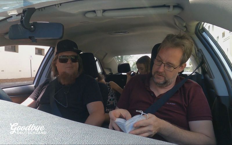Lasse Wiepert (rechts) lässt fahren. Nach einer Lebensmittelvergiftung kann er das Auto nicht selbst steuern.