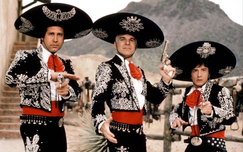 Drei Stummfilm-Westernstars müssen sich in einem mexikanischen Dorf gegen echte Banditen bewähren: Die Anarcho-Komödie "Drei Amigos" (1986) setzt ganz auf das Talent seiner drei Hauptdarsteller (von links) Chevy Chase, Steve Martin und Martin Short. Letzterer "Amigo" feiert am 26. März seinen 75. Geburtstag - Grund genug für uns, um nachzufragen: Was wurde eigentlich aus den Kult-Komikern der 1980er-Jahre?