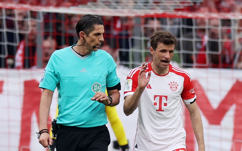 Deniz Aytekin (links) im Zwiegespräch mit FC-Bayern-Star Thomas Müller: Eine ARD-Doku gibt Aufschluss, was in solchen Situationen gesprochen wird.