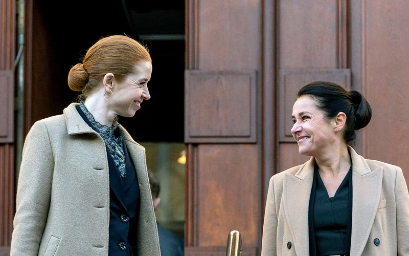 Fortsetzung der dänischen Polit-Kultserie "Borgen" neun Jahre nach ihrem vermuteten Ende. Unter dem Titel "Borgen - Macht und Ruhm" holen Netflix und die Original-Produzenten von DR die Erzählung zurück in den Serienkosmos von heute. Auch die Hauptdarstellerinnen Sidse Babett Knudsen (rechts) und Birgitte Hjort Sørensen sind wieder dabei.