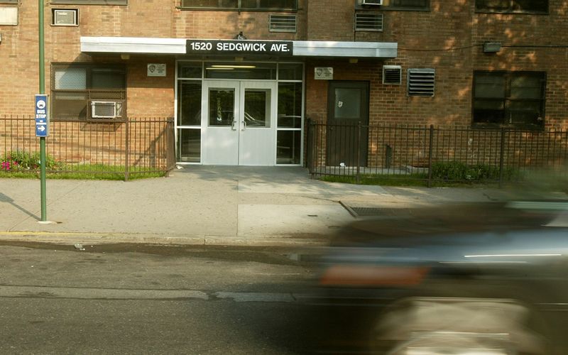 Doch beginnen wir von vorne: Dieses Gemeindezentrum in der 1520 Sedgwick Avenue in der New Yorker Bronx gilt als Geburtsort des HipHop. DJ Kool Herc veranstaltete hier vor über 50 Jahren, am 11. August 1973, die angeblich allererste HipHop-Party. Kool Herc (bürgerlich Clive Campbell) mietete einen der Aufenthaltsräume in Sedgwick für 25 Dollar. Die Eintrittspreise: 25 Cent für Frauen, 50 Cent für Männer.