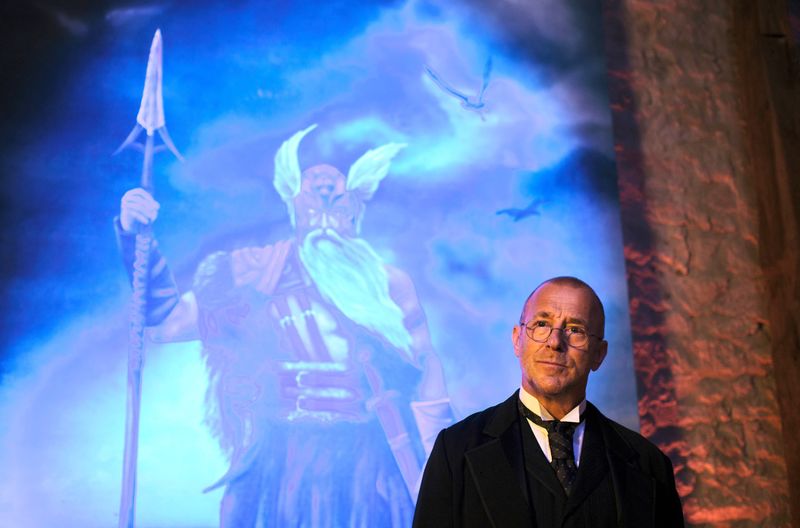 Albert Dürr (Heino Ferch), Direktor des Wormser Nibelungen-Museums, versucht Geschichte in seiner Kulturstätte erlebbar zu machen.