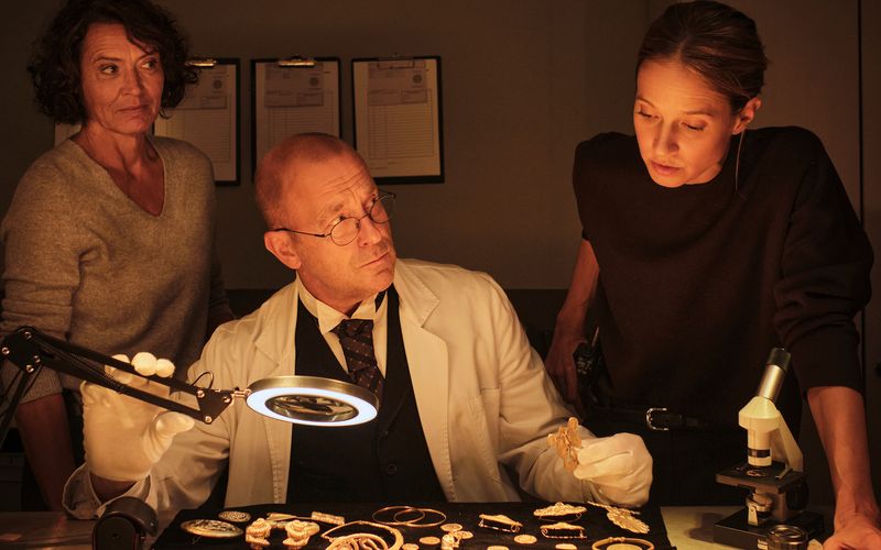 Die Ludwigshafener "Tatort"-Kommissarinnen Lena Odenthal (Ulrike Folkerts) und Johanna Stern (Lisa Bitter) besuchen Albert Dürr (Heino Ferch), Direktor des Wormser Nibelungen-Museums. Ist der legendäre Nibelungen-Schatz wieder aufgetaucht?