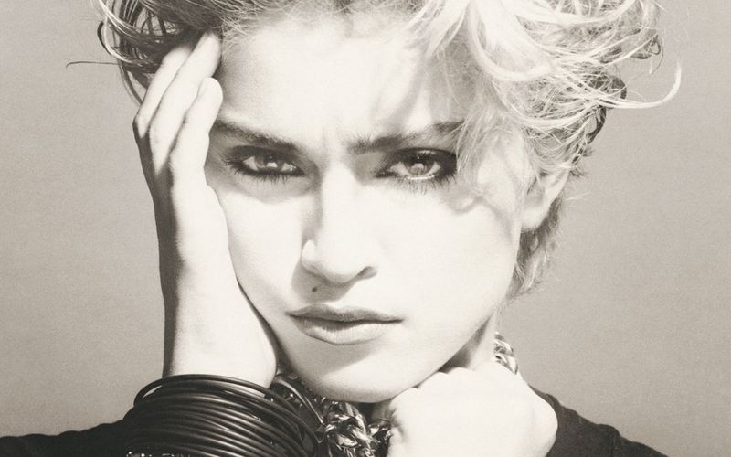 Madonna auf dem Cover ihres selbstbetitelten Debütalbums von 1983. Damals stand Madonna Louise Ciccone, wie die Sängerin mit vollem Namen heißt, erst am Beginn ihrer Karriere. Diesen ganz speziellen "Star-Blick" hatte Madonna, die als Tänzerin ins Showgeschäft einstieg, aber schon damals drauf.