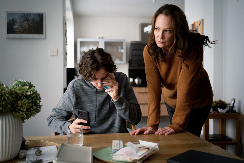 Jana Winter (Natalia Wörner) befragt ihren Sohn Leo (Jacob Lee Seeliger) zur vergangenen "Partynacht".