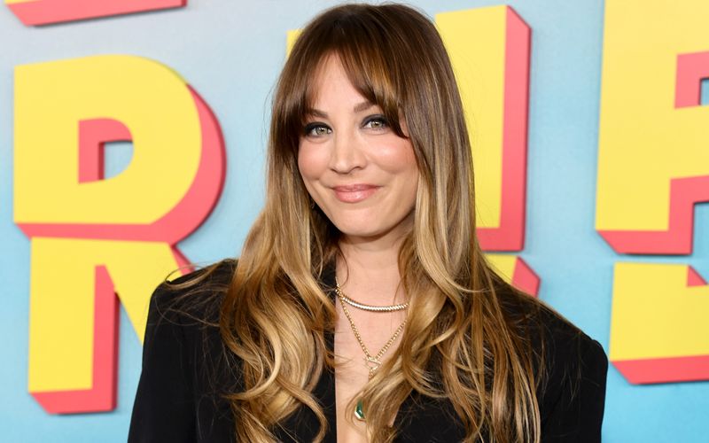 Als Penny in der Sitcom "Big Bang Theory" wurde Kaley Cuoco zum Star. Doch die Schauspielerin macht nicht nur in Film und Fernsehen eine gute Figur: Welche besondere Fähigkeit sie besitzt und welche Stars sonst noch verborgene (sportliche) Talente haben, zeigt die Galerie.  