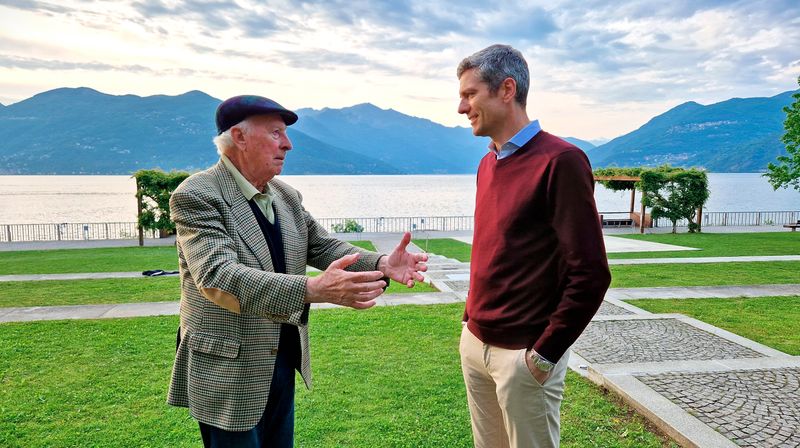 Sul Lago Maggiore, Ingo Zamperoni (a destra) parla con suo padre Gianni dell'attuale governo italiano.