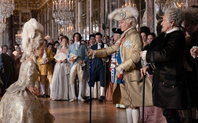"Jeanne du Barry" handelt von einer Prostituierten im Frankreich des 18. Jahrhunderts, die zur Mätresse von König Ludwig XV. (Johnny Depp, zweiter von rechts) wird.
