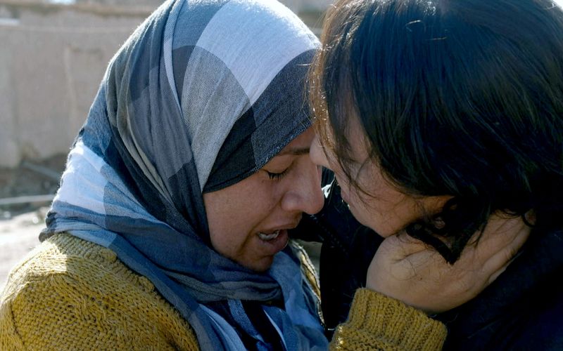 Im Film empfängt Hanifa (rechts) ihre Schwester Hina, die von den IS-Terroristen entführt wurde.